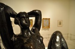 Grande nudo seduto: statua in bronzo alla mostra ...