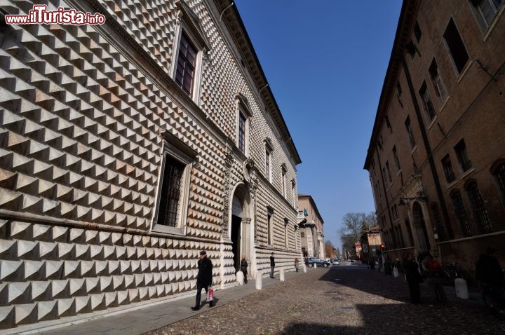 Immagine Palazzo dei Diamanti a Ferrara: la fotografia è stata scattata lungo il Corso Ercole d'Este