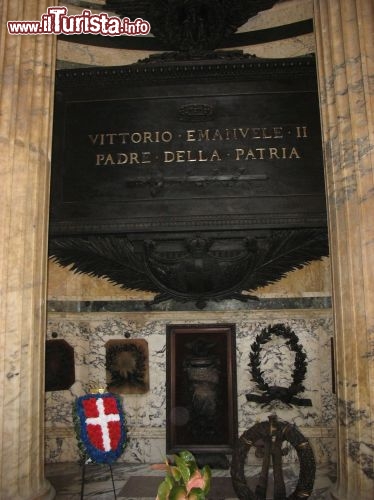 Immagine La Tomba di Vittorio Emanuele II, re d'italia, nel Pantheon di Roma. Si noti la bandiera Sabauda