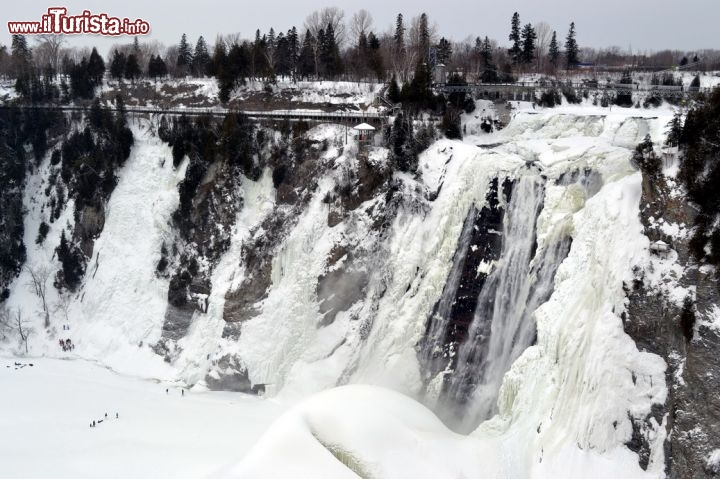 Immagine Inverno alla Chute de Montmorency: le cascate di Montmorency, poco fuori Ville de Quebec, raggiungono un'altezza massima di 83 metri, vale a dire ben 30 metri in più di quelle del Niagara, negli Stati Uniti.