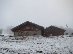 La fattoria pedagogica di Hérémence, in Val d’Hérens durante una nevicata (Cantone Vallese)