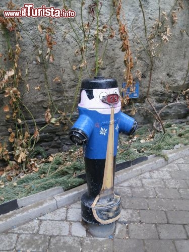 Immagine Una simpatica icona Svizzera, il corno, rappresentato in modo scherzoso nel borgo di Visperterminen, nel Cantone Vallese, in Svizzera