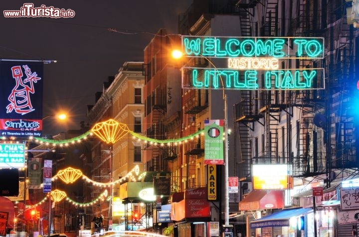 Immagine Quartiere di Little Italy, fotofrafato "by nigh"t a New York City - © SeanPavonePhoto / Shutterstock.com