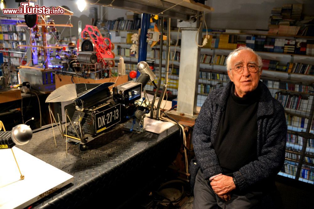 Immagine Il signor Pietro Proserpio, italiano residente a Lisbona, è un inventore di giochi elettromeccanici che espone all'interno della libreria Ler Devagar dell'LX Factory.