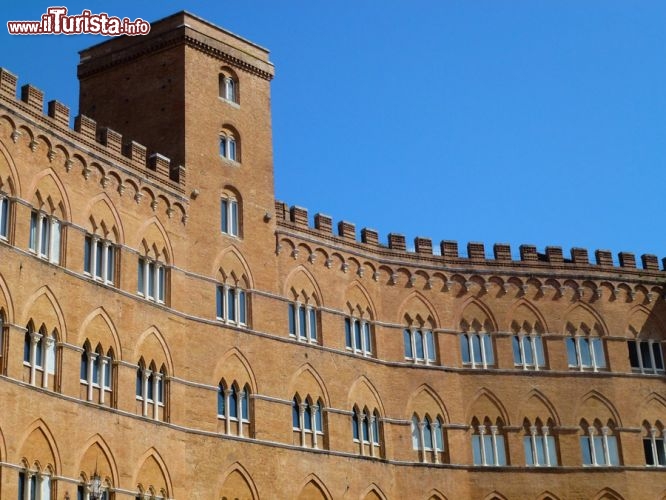 Immagine Facciata del Palazzo Sansedoni su Piazza del Campo