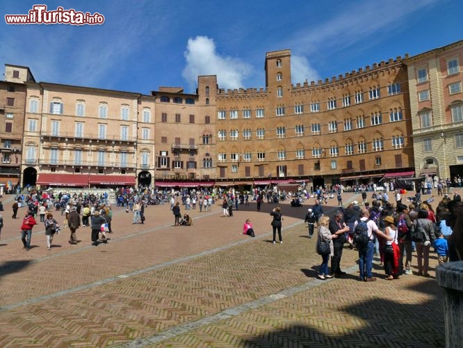 Immagine I palazzi che si affacciano su Piazza del Campo, nella foto la Loggia della Mercanzia e Palazzo Sansedoni