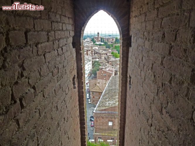 Immagine Siena vista attraverso le finestre della Torre del Mangia