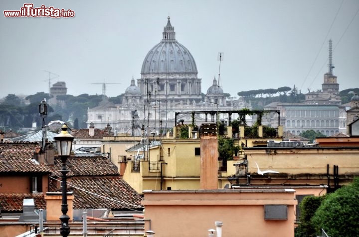 Immagine Panorama capitolino visto dalla piazza - Con il teleobiettivo si scorge l'inconfondibile profilo del "Cupolone", la grande cupola della Basilica di San Pietro, opera di Michelangelo