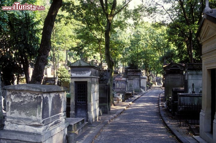 Immagine Viale alberato nel Cimitero Pere Lachaise di Parigi - E' anche chiamato come il cimitero degli artisti, soprannome calzante dato che qui sono stati sepolte molte personalità del mondo dell'arte e dello spettacolo, venute a vivere e lavorare nella spumeggiante Parigi del 19° e 20° secolo - © Marc Verhille / Paris Tourist Office