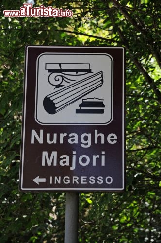 Immagine Sulla strada statale che da Tempio Pausania porta a Palau, al km 1.3, si trova l’ingresso del Nuraghe Majori, uno dei 22 siti nuragici individuati nel Comune di Tempio, non solo il meglio conservato ma anche l’unico ad essere accessibile ai visitatori.