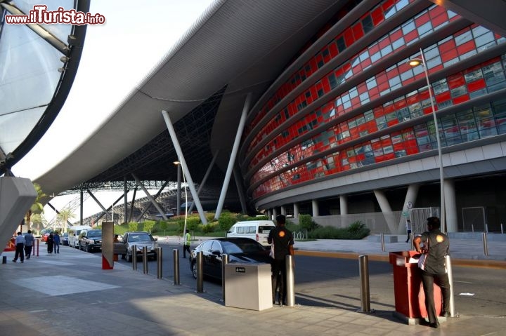 Immagine Ingresso al Ferrari World: all'entrata del parco di divertimenti su Yas Island ci si sente davvero piccoli, considerando le sue enormi dimensioni. Viste le alte temperature degli Emirati Arabi Uniti, trascorrere una giornata all'interno del Ferrari World è certamente un'idea da tenere in considerazione.