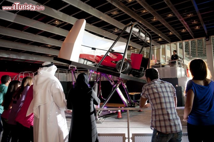 Immagine Scuderia Challenge, Abu Dhabi: non poteva mancare il simulatore di gara, quello che fa provare le reali sensazioni di guidare una monoposto. Questa particolare attrazione comporta l'acquisto di un biglietto aggiuntivo all'interno del Ferrari World - Foto © TCA Abu Dhabi