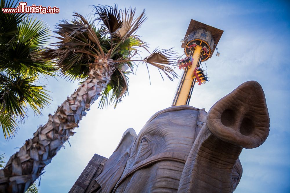 Immagine La torre di caduta libera di Indiana Adventure a Cinecittà World, Roma. Raggiunge i 54 metri di altezza e si sviluppa sulla schiena di un grande elefante. E' stata costruita dall'azienda svizzera Intamin che progetta attrazioni per parchi divertimento.