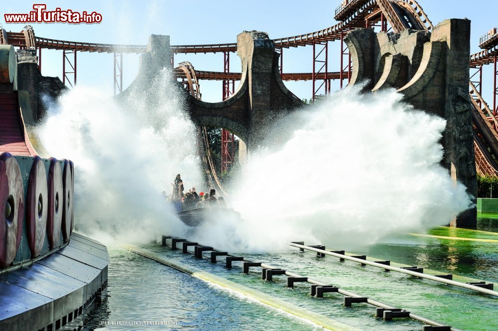 Immagine Aktium, la barca romana di Cinecittà World, Roma. Questa divertente attrazione acquatica permette di affrontare un percorso fra antiche rovine romane su delle barche. Si raggiungono velocità di 70 km/h.