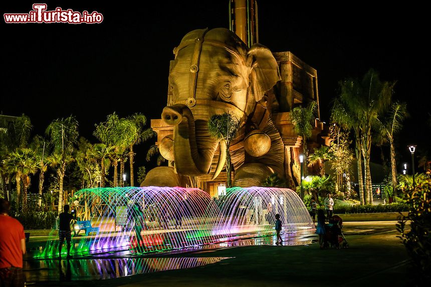 Immagine L'elefante di Indiana Adventure a Cinecittà World, Roma, fotografato di notte.