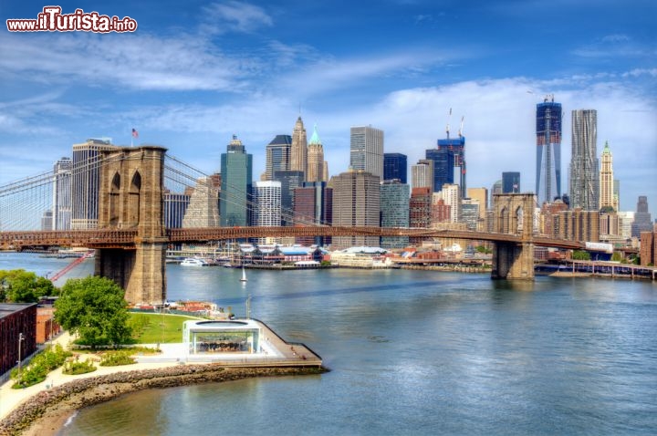 Immagine East River e Ponte di Brooklyn a New York City: Sullo sfondo Manhattan - © Sean Pavone / Shutterstock.com