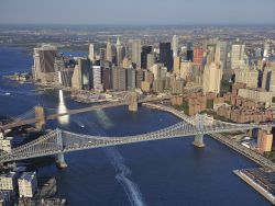 New York dall'alto: bene visibili  i ponti di Brooklyn e Manhattan  - © T photography / Shutterstock.com