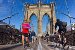 Passerella pedonale sul  Ponte di Brooklyn ...