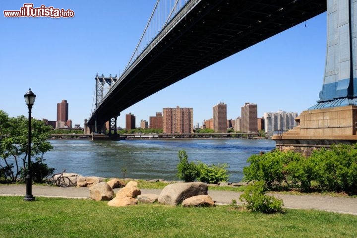 Immagine Il Manhattan Bridge visto dal Brooklyn Bridge Park in una giornata assolata di settembre