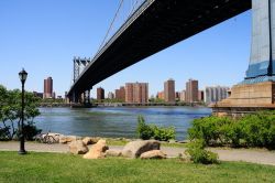 Il Manhattan Bridge visto dal Brooklyn Bridge Park in una giornata assolata di settembre