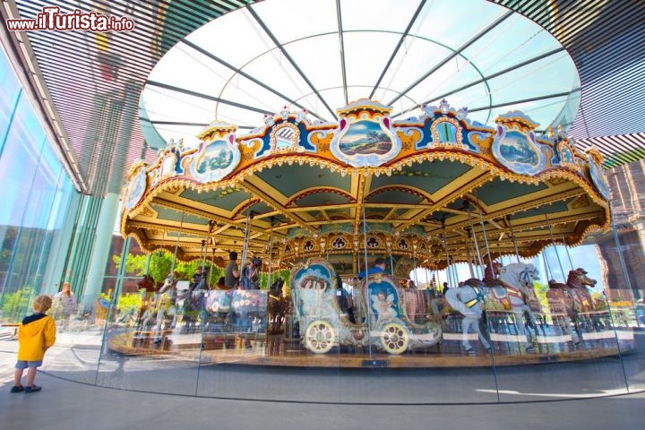 Immagine La storica giostra Jane's Carousel all'Empire Fulton Ferry State Park parte del Brooklyn Bridge Park - © littleny / Shutterstock.com