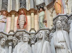 Statue del portale d'ingresso di St John the Divine a New York City - © alexsvirid / Shutterstock.com