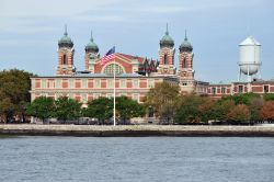 Ellis Island fotografata dal traghetto gratutito per i pendolari che da Manhattan conduce a Staten Island (New York City)  - © ChameleonsEye / Shutterstock.com