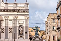 Particolare nei dintorni di Spaccanapoli, ecco la statua di San Gaetano - © Eddy Galeotti / Shutterstock.com 