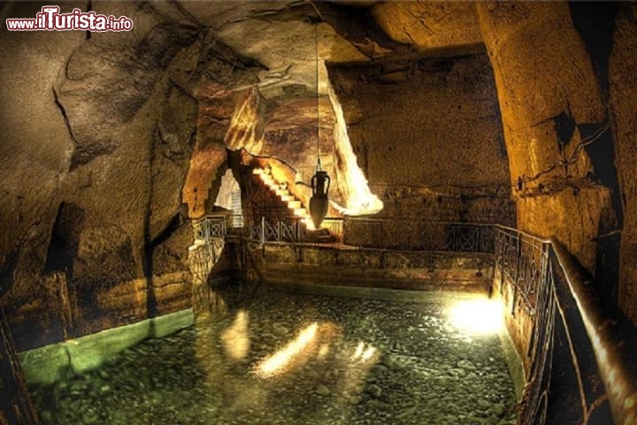 Immagine L'affascinante paesaggio sotterraneo di Napoli: qui vediamo un'antica cisterna. In realtà il sottosuolo partenopeo non è ancora totalmente esplorato, e riserva quindi ancora importanti luoghi tutti da scoprire