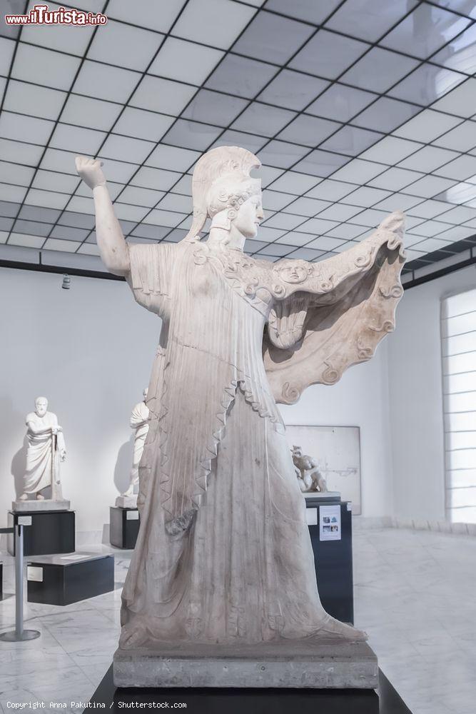 Immagine Una statua recuperata dall'area archeologica di Ercolano esposta al museo Archeologico Nazionale di Napoli - © Anna Pakutina / Shutterstock.com