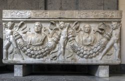 Magnifico sarcofago scolpito di epoca romana (2-4 secolo d.C.) esposto al museo Archeologico Nazionale