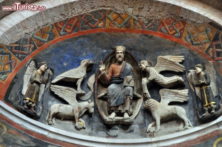 Immagine Dettaglio di Gesù con Evangelisti, in una delle 16 nicchie all'interno del Battistero di Parma