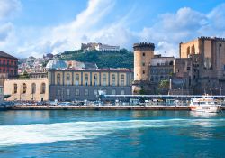Porto di Napoli: sulla destra il Castel Nuovo e sullo sfondo, in alto, il Castel Sant Elmo e la Certosa - © eFesenko / Shutterstock.com 
