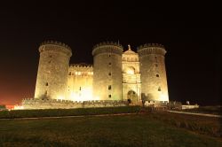 Fotografia notturna del Castel Nuovo a Napoli - © mary416 / Shutterstock.com