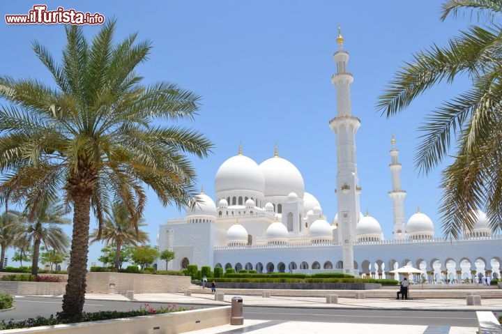 Immagine Grande Moschea, Abu Dhabi: la stupenda moschea della capitale degli Emirati Arabi Uniti è visitabile anche dai non fedeli tutti i giorni dalla domenica al giovedì. Il venerdì, in quanto giorno di preghiera per i musulmani, è aperta solo per i fedeli.