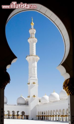 Immagine Minareto della Grande Moschea: i minareti della Moschea Sheikh Zayed combinano diversi stili, essendo ispirati nel design principalmente a quello marocchino e a quello turco - Foto TCA Abu Dhabi