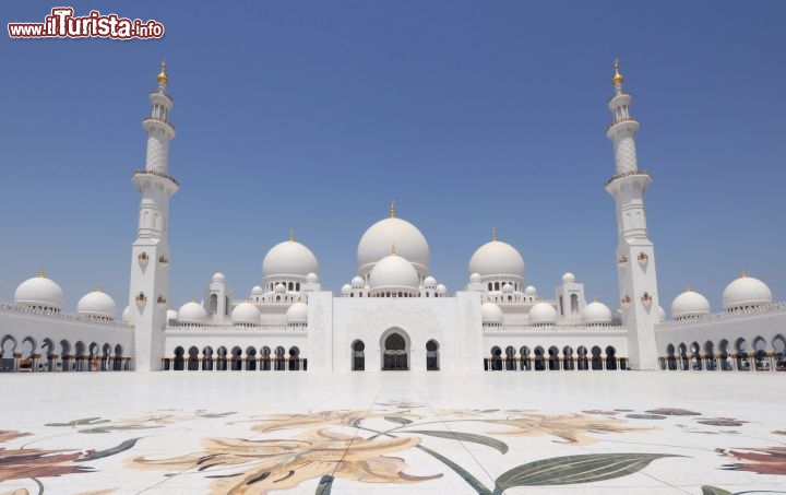 Immagine Grande Moschea Sheikh Zayed, Emirati Arabi Uniti: il marmo ed i mosaici del grande cortile interno coprono interamente i 17000 metri quadrati della sua superficie, sul quale possono raccogliersi in preghiera fino a 22000 fedeli - Foto TCA Abu Dhabi