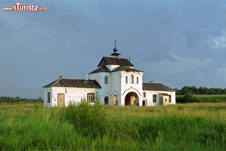 Il monastero Kozheozersky, nella Russia nord-occidentale- Ma i monasteri fin qui citati non possono competere con quello di Kozheozersky, nella Russia nord-occidentale, in quanto a posizione isolata e tranquillità assoluta. L’edificio ortodosso, costruito a metà del Cinquecento su una penisola del lago Kozhozero, è il sogno di ogni aspirante asceta veramente convinto di volere tagliare – almeno per un periodo – ogni comunicazione con il resto del mondo. Il motivo è semplice: al monastero di Kozheozersky non esistono elettricità, telefono né connessione internet, e per raggiungerlo bisogna intraprendere un vero e proprio “viaggio della speranza”, trovandosi in uno degli angoli più impervi e remoti del nostro pianeta. È più facile a dirsi che a farsi: si prende il treno per Nimenga, si cerca un passaggio per attraversare la foresta e si percorrono a piedi gli ultimi 32 km, fino a raggiungere le sponde del lago. Una volta qui non resta che aspettare una barca che vi traghetti al cospetto del monastero: accendete un fuoco per segnalare la vostra presenza, e qualcuno dovrebbe venire a prendervi per portarvi a destinazione. Un viaggio che sembra affidato alla provvidenza, e che mette a dura prova la forza di volontà dei visitatori: solo i più convinti portano a termine l’impresa, ma assicurano che ne valga la pena. Perché il monastero di Kozheozersky è un luogo suggestivo, circondato da una natura incontaminata e ricco di storia: una storia cominciata intorno al 1550 grazie ai due fondatori, Niphont e Serapion di Kozheozero, e che tra ostacoli e disavventure è continuata sino ad oggi. Abbandonato nel 1954 e ripopolato nel 1997, il monastero è stato riconsacrato nel 1999 e oggi vi abita permanentemente un unico monaco, l’igumeno, ovvero la figura guida dei monasteri ortodossi (simile all’abate). E pensare che a volte noi ci sentiamo soli se il telefono non squilla per una mezza giornata…  - © Viktorianec, CC BY-SA 3.0 / wikipedia.org