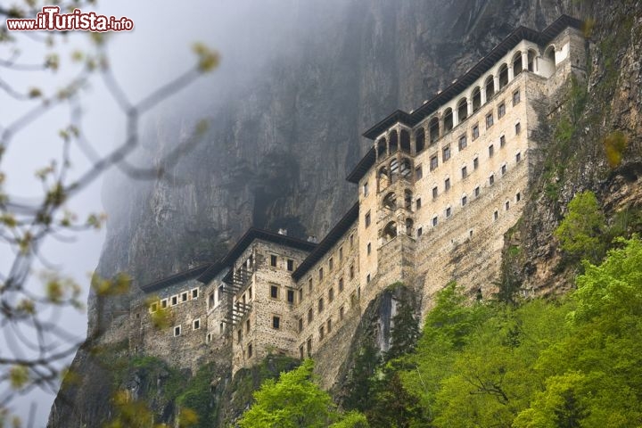 Monastero di Sumela, Turchia - Natura incontaminata e altezze da capogiro sono evidentemente due ingredienti apprezzati dai monaci, e il monastero di Sumela, in Turchia, ne è l’ennesima prova. Incastonato nel Parco Nazionale di Altindere, sospeso sull’omonima valle, è tra i siti più visitati della provincia di Trabzon (Trebisonda). Chi c’è stato giura di aver vissuto un’esperienza commovente, e racconta di un monastero di pietra che si confonde con la montagna, avvolto dalla foschia nelle prime ore del mattino e circondato da un alone di mistero e profonda serenità. Si dice sia stato fondato nel 386, durante il regno di Teodosio, dagli eremiti Sophronius e Barnabas dopo che avevano trovato casualmente, in una grotta della zona, un’immagine della Madonna. Nei secoli è stato più volte abbandonato e poi rimesso a nuovo, e anche di recente, nonostante sia ufficialmente in disuso dal 1923, è stato in parte restaurato dal governo turco. Nel 2010 vi si è celebrata una Santa Messa in occasione della festa dell’Assunzione, e oltre 15 mila persone da ogni parte d’Europa si sono riversate nel monastero per partecipare alla funzione in un luogo così ricco di storia e sacralità. Oggi il monastero di Sumela è protetto dall’UNESCO, è uno spazio museale interessante e rappresenta un’ottima scusa per visitare il Parco circostante, con le sue bellezze paesaggistiche e quella pace che solo la natura incontaminata sa regalare. Il complesso monastico comprende la famosa Chiesa nella roccia e tante altre cappelle, una biblioteca, un ostello, le cucine e una sorgente che secondo la tradizione avrebbe proprietà miracolose. Se per miracolo si intende anche il dimenticare l’affanno di tutti i giorni e lasciarsi finalmente trasportare dalle emozioni allora sì, credo che la fonte di Sumela abbia dei poteri non trascurabili. L’ingresso al monastero costa 8 lire turche (meno di 3 euro): decisamente vale la pena tentare.
Come arrivare? Più vicino alla Georgia che alla Grecia, il monastero turco di Sumela è raggiungibile con i tour guidati che regolarmente partono da Trabzon, a una quarantina di chilometri di distanza, oppure con i mini-bus che lo collegano a Maçka, 17 km a nord di Sumela. Dall’Italia in aereo non c’è modo di arrivare direttamente a Trabzon, ma bisogna fare scalo a Istanbul o ad Ankara e prendere un volo interno - © WitR / Shutterstock.com