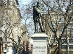 Statua di Garibaldi a Washington Square Park, New York City: è uno dei monumenti che sorgono nel celebre parco del Greenwich Village, nel cuore della Grande Mela. La statua fu eretta ...