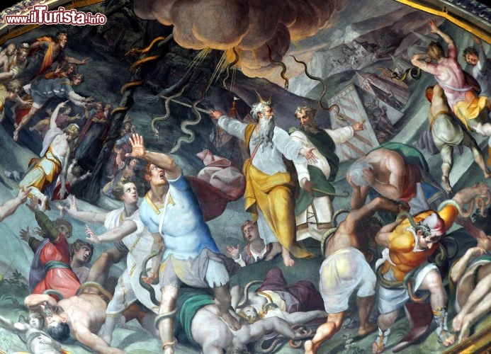 Immagine Un affresco all'interno Duomo Parma -  Nella Cappella San Fermo si trova questo intenso affresco con Mosè che punisce idolatria del serpente di bronzo