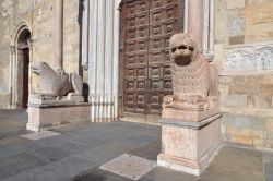 Portale ingresso del Duomo di Parma - Due leoni ...