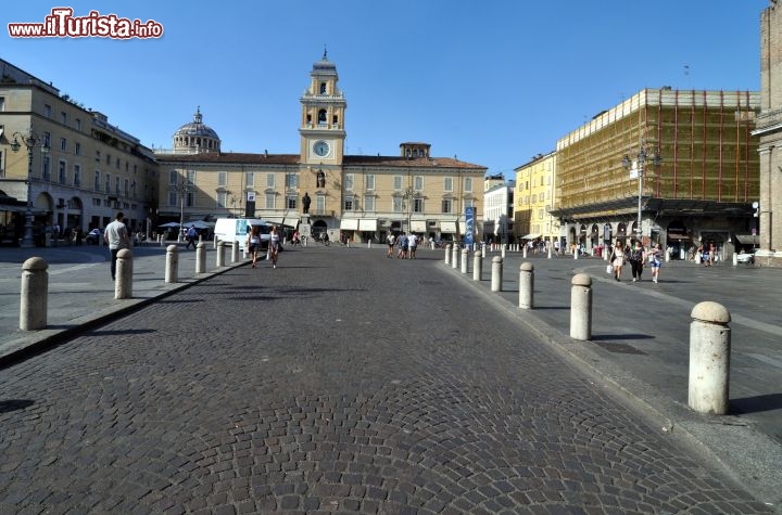 Immagine Piazza Garibaldi a Parma, fotografata da sud - Sullo sfondo il Palazzo del Governatore, un tempo chiamato come il Palazzo dei Mercanti