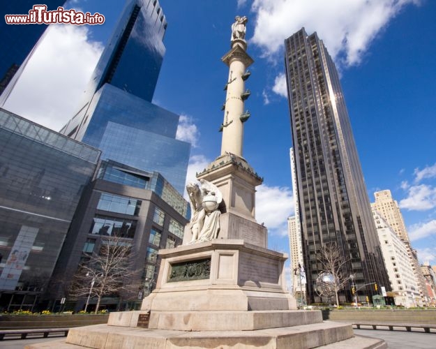 Immagine Columbus Circle a New York City: siamo a Manhattan, nella piazza dove sorge il monumento a Cristoforo Colombo. Sullo sfondo si può distinguere la sagoma inconfondibile della Trump Tower - Foto © littleny / Shutterstock.com