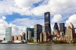 La skyline di Manhattan: si nota la Trump Tower, la torre alta 202 metri considerata una delle più famose a New York City. In primo piano le acque del fiume Hudson, che separa New York ...