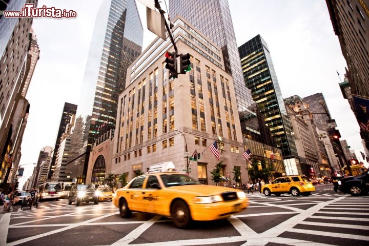 Immagine Alcuni Taxi si muovono su di un incrocio lungo la  Fifth Avenue di New York City - © Andrey Bayda / Shutterstock.com