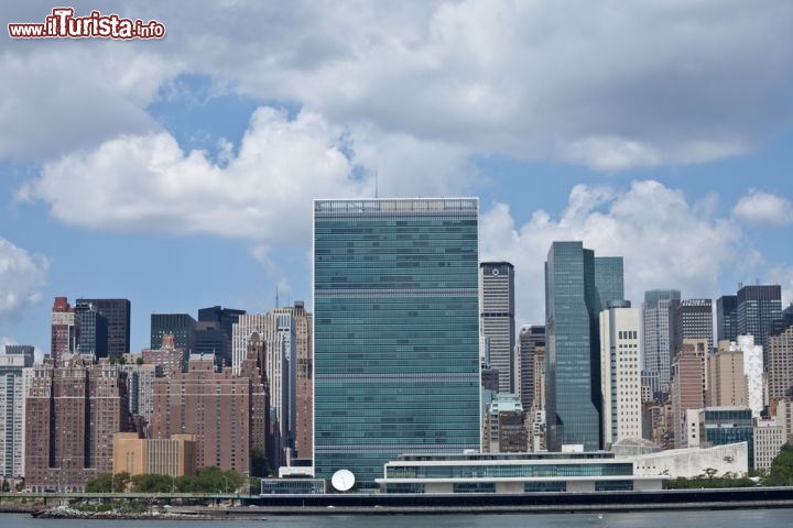 Immagine Palazzo che ospita gli uffici delle Nazioni Unite (ONU) si affaccia sul fiume Hudson a New York City. - © BrooklynScribe / Shutterstock.com