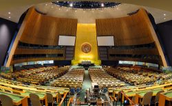 General Assembly Hall alle Nazioni Unite di  New York City. La sala, la più grande dell'edificio con 1.800 posti a sedere. - © Songquan Deng / Shutterstock.com