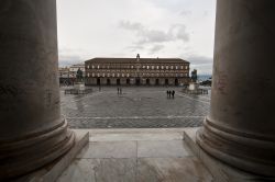 Una vista autunnale di Piazza Plebiscito: sullo sfondo il Palazzo Reale di Napoli, una delle residenze borboniche più celebri della regione Campania - © edella / Shutterstock.com ...
