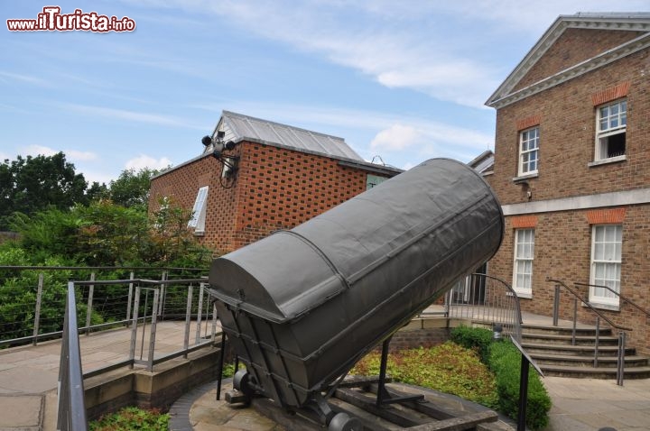 Immagine Ciò che resta della struttura esterna del Telescopio di Herschel, esposto nel cortile della casa di Flamsteed a Greenwich (Londra)
